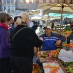 Bonnie gets a lesson on slicing vegetables at Campo dei Fiore.